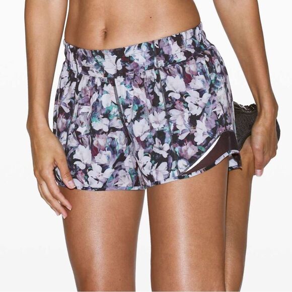 Lululemon Hotty Hot Short II *2.5" - Picture 6 of 7